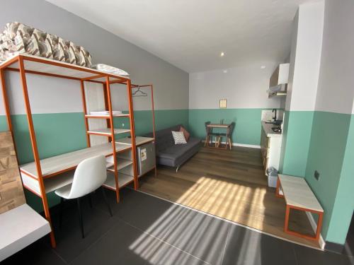 a room with a bunk bed and a kitchen at G Hotel by Gaya Group in Santa Cruz de la Sierra