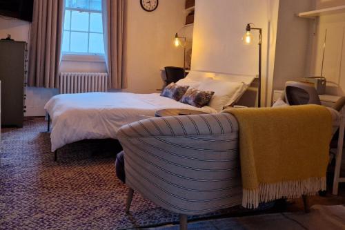 a hotel room with a bed and a couch at Charming Studio Sleeps 2 - Kentish Town NWLondon in London