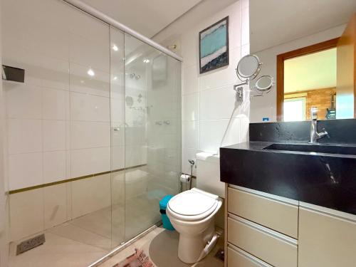 a bathroom with a toilet and a shower and a sink at iFlat brookfield Towers BTLX2817 Jardim Goiás in Goiânia