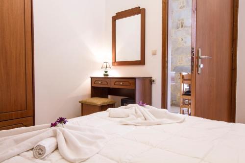 Кровать или кровати в номере Agarathos Traditional Rooms - Pool - Kaliviani -On the road to Balos