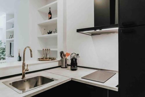 una cocina con fregadero y encimera en Apartment in Malaga 8 mins from the Beach, en Málaga