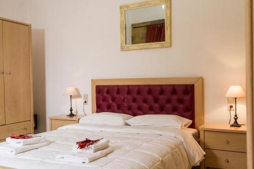 Кровать или кровати в номере Agarathos Traditional Rooms - Pool - Kaliviani -On the road to Balos