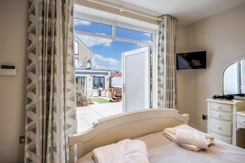 Giường trong phòng chung tại Luxury 5 bedroom House-Large Swim Spa & Sea Views! Hosted by Amar Luxury Stays