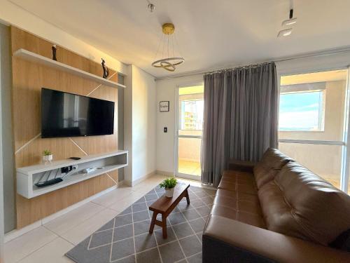 a living room with a couch and a flat screen tv at iFlat Brookfield Towers BTLX3007 Jardim Goiás in Goiânia
