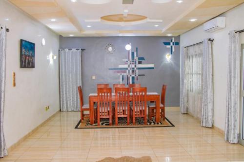 a dining room with a table and chairs at ODG Cotonou - Résidences Océan De Grâce in Cotonou