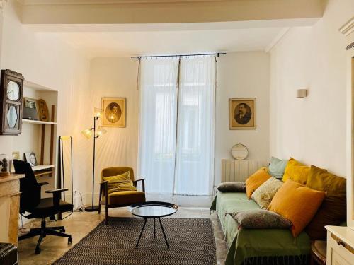 2p 38m2 historic center & old world charm