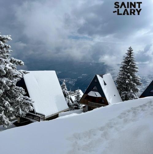 a ski lodge in the snow on a mountain at Chalet 6-8 pers St Lary Alt1700m -100mdespistes classé 4 étoiles in Saint-Lary-Soulan