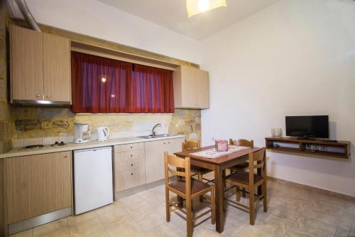 Кухня или мини-кухня в Agarathos Traditional Rooms - Pool - Kaliviani -On the road to Balos
