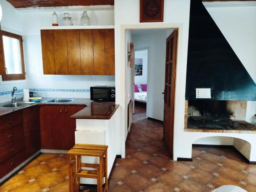 Kuchyň nebo kuchyňský kout v ubytování Casa amb encant i una àmplia sortida al jardí