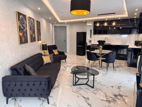 una sala de estar con un sofá y una mesa en Luxury Apartment with Parking Just Steps from the Beach in the Heart of Burgas!, en Burgas