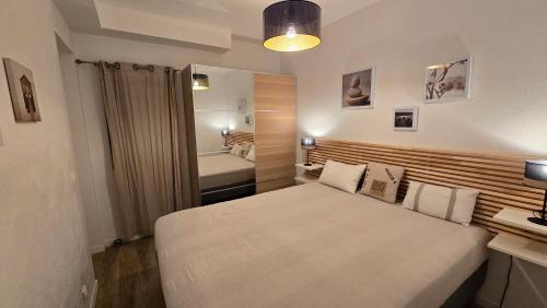 une chambre avec un grand lit et une salle de bain dans l'établissement Villa Les Albizias, à Cavalaire-sur-Mer