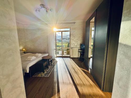 Ein Bett oder Betten in einem Zimmer der Unterkunft садиба В ГОРАХ у Аліни