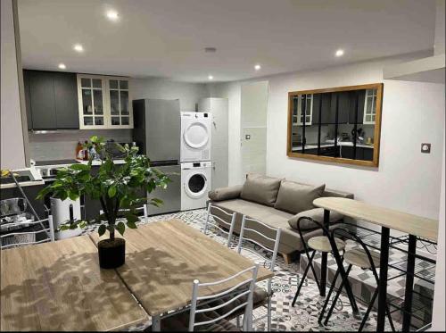 un salon avec un canapé et une table dans l'établissement BXX Private complex 10 min PARIS EXPO 12 rooms, à Bagneux