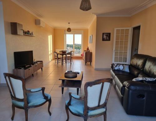 TV a/nebo společenská místnost v ubytování Ces jours en Corrèze - Cosnac