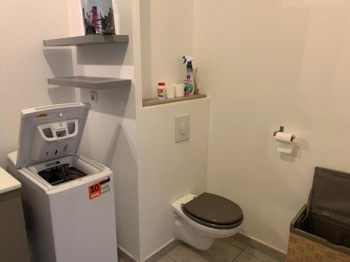 une petite salle de bains avec toilettes et siège noir dans l'établissement Appartement 4p 42m2 proche des plages, à La Crau