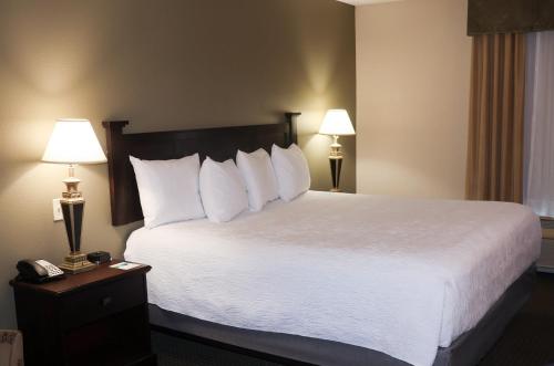 Postel nebo postele na pokoji v ubytování Wingate by Wyndham Peoria - Complimentary Area Shuttle