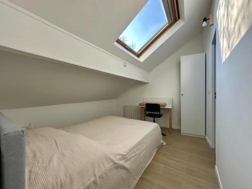 une chambre avec un lit et une fenêtre dans l'établissement Appartement Cosy Gare Nanterre Ville RER A, à Nanterre