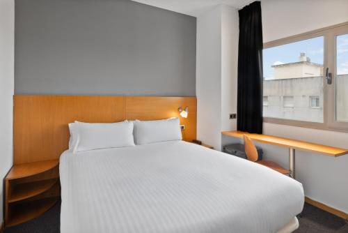 a hotel room with a bed and a window at B&B HOTEL Barcelona Mollet Porta de Gallecs in Mollet del Vallès