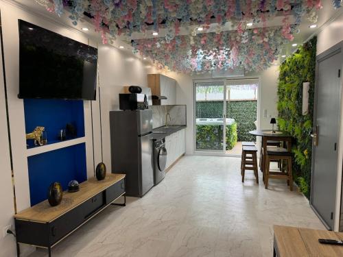 un salon avec une télévision et une salle à manger dans l'établissement Apartment with jacuzzi, à Lille