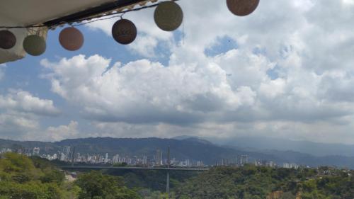 une vue d'une ville avec des bâtiments en arrière-plan dans l'établissement Apto piso 2 amoblado en Bucaramanga, à Bucaramanga