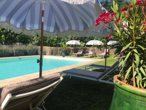 Bazén v ubytování Domaine Saint-Laurent nebo v jeho okolí