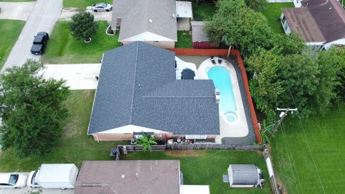 an overhead view of a house with a swimming pool at Amazing 4BR 2BA Winter Home with Pool & Game-Movie Room in Texas City