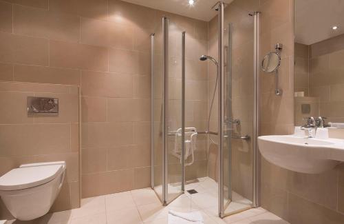 パリにあるオテル パヴィヨン バスティーユのバスルーム(シャワー、トイレ、シンク付)