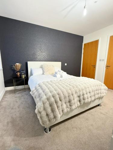 a bedroom with a bed with a blanket on it at Auracasa 2 Bed O2 Canning suite in London