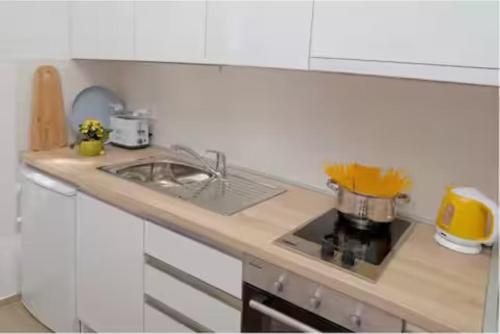 City Studio Apartment Miriam, Sea View
