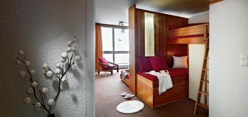 ヴァル・トランスにあるAbrineige Clubhotel Le Gypaète Val Thorensのベッドルーム1室(二段ベッド1組付)、ベッドルーム1室(鏡付)