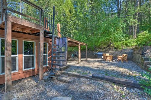 Zahrada ubytování Alpine Adventures Cozy Log Cabin with Deck and Views!