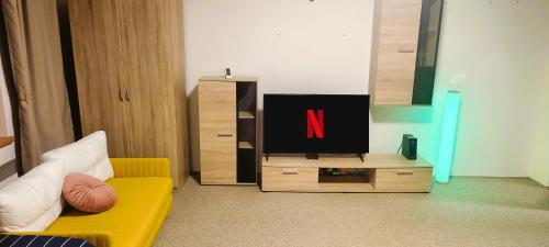 TV a/nebo společenská místnost v ubytování Ubytko Na náměstí