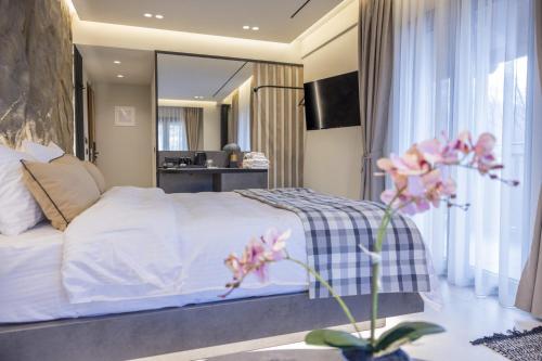 Postel nebo postele na pokoji v ubytování Polyzos Luxury Suites Meteora #3 - Adults Friendly