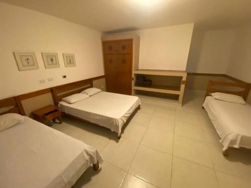 Ένα ή περισσότερα κρεβάτια σε δωμάτιο στο Eduardos Park Hotel - Próximo ao Animália