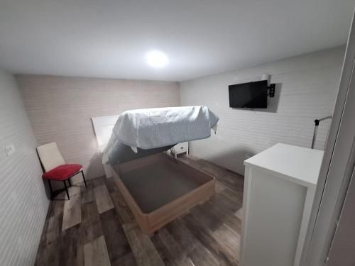 a small room with a bed and a television at casa dia in Valdeganga
