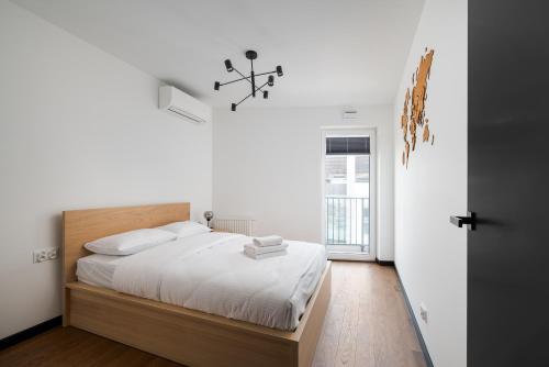 Postel nebo postele na pokoji v ubytování Praga Grochowska Unique Apartment by BookingHost