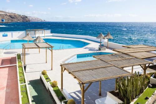 Hồ bơi trong/gần Canary Treasure Sunset By The Sea - Modern Apartment with Ocean Views