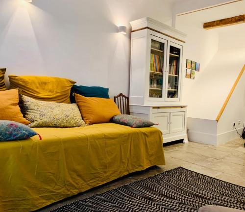 - un lit jaune avec des oreillers dans l'établissement 2p 38m2 historic center & old world charm, à Montpellier