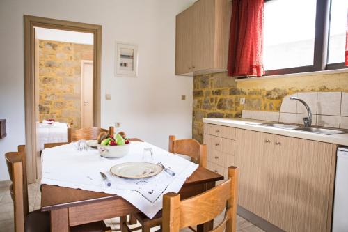 Кухня или мини-кухня в Agarathos Traditional Rooms - Pool - Kaliviani -On the road to Balos
