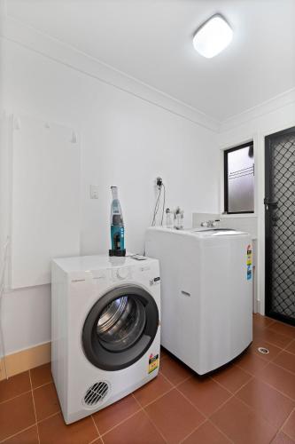a washing machine and a dryer in a room at Mountain Retreat Scenic Getaway with BBQ in Mount Tamborine