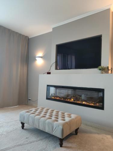 un salon avec une cheminée avec une télévision au-dessus dans l'établissement Chambre entre plage et Stade Vélodrome, à Marseille