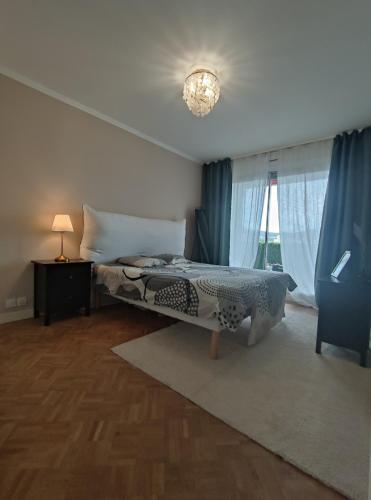 une chambre avec un lit et un lustre dans l'établissement Chambre entre plage et Stade Vélodrome, à Marseille