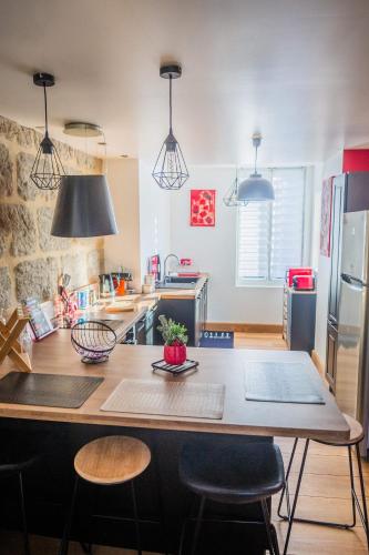 une cuisine avec une grande table en bois et des chaises dans l'établissement Dalissimo - 1 Chambre, à Brive-la-Gaillarde
