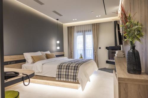 En eller flere senge i et værelse på Polyzos Luxury Suites Meteora #5 - Adults Friendly