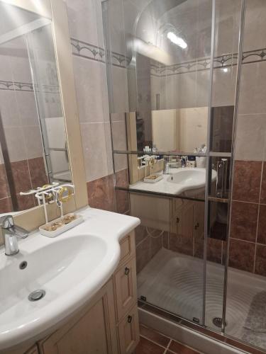 une salle de bain avec une douche, un lavabo et une baignoire dans l'établissement Magnifique Villa Provençale pour les familles, à Mus