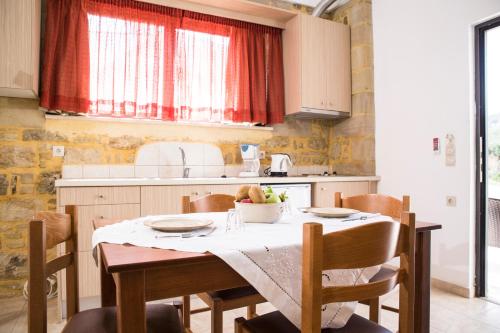 Кухня или мини-кухня в Agarathos Traditional Rooms - Pool - Kaliviani -On the road to Balos
