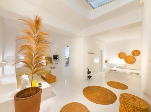 un soggiorno con una pianta in vaso al centro di Villa Secret 55 Mykonos a Fanari