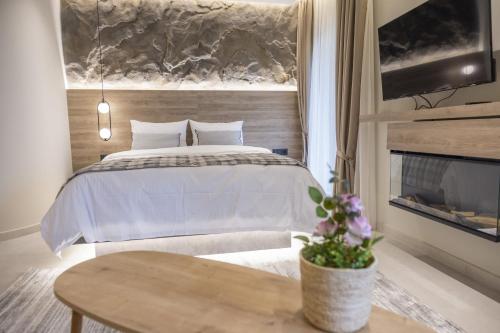 Ένα ή περισσότερα κρεβάτια σε δωμάτιο στο Polyzos Luxury Suites Meteora #7 - Adults Friendly