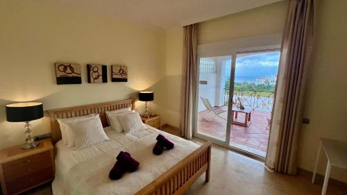 Ένα ή περισσότερα κρεβάτια σε δωμάτιο στο Stunning Apartment With Golf Course and Sea Views