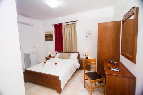 Кровать или кровати в номере Agarathos Traditional Rooms - Pool - Kaliviani -On the road to Balos